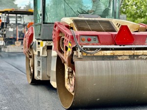 В Благовещенске на улице Ленина начали укладывать новый асфальт